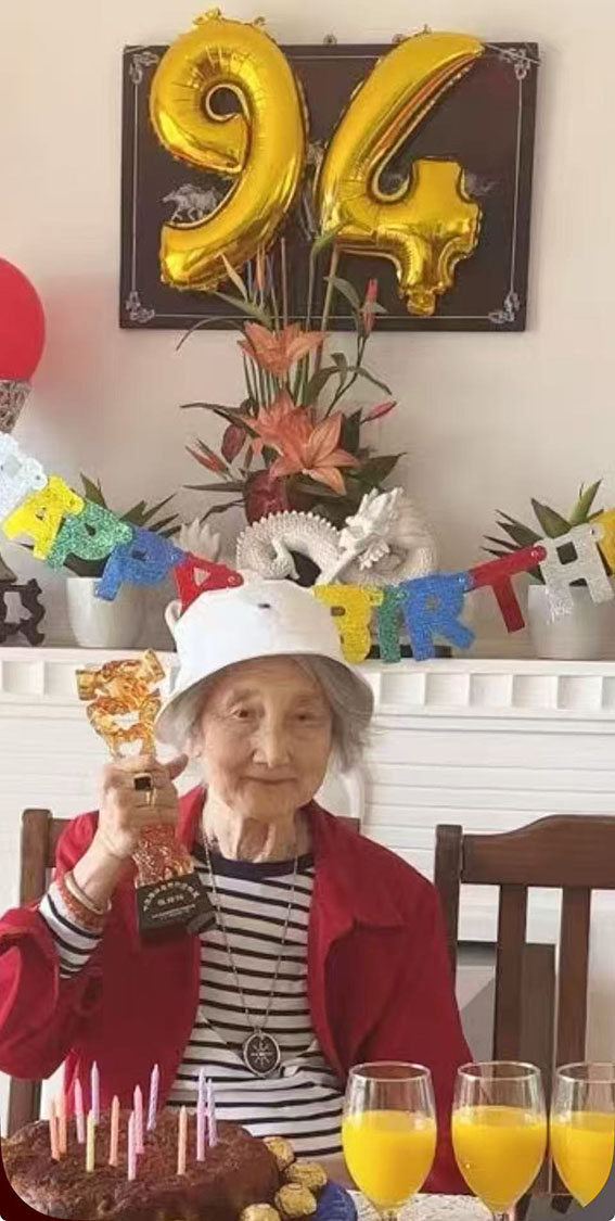 【母亲节特刊】94岁开心果奶奶分享生日的喜悦！祝福全球的母亲健康长寿！